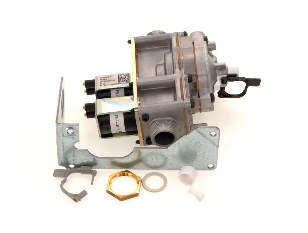 Bosch Gasarmatur mit zwei integrierten Ventilen, montiert auf einer Metallbasis, daneben sind Montagezubehör und Dichtungsringe sichtbar.